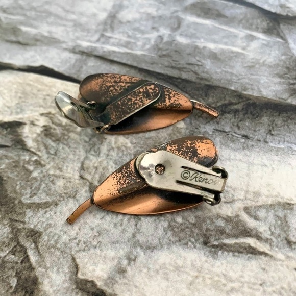 Vintage Signed Renoir Copper 3D Dimensional Leaf Palette Designer Clip Earrings - Picture 4 of 4